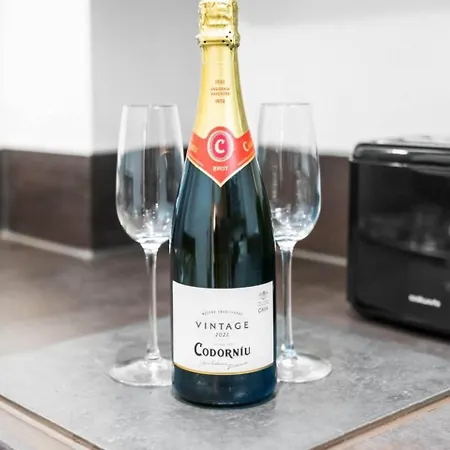 Luxe Centre - 2 Bedroom - Secure Parking - Balcony - Rated -11a *