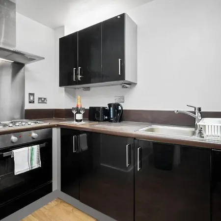 Luxe Centre - 2 Bedroom - Secure Parking - Balcony - Rated -11a *