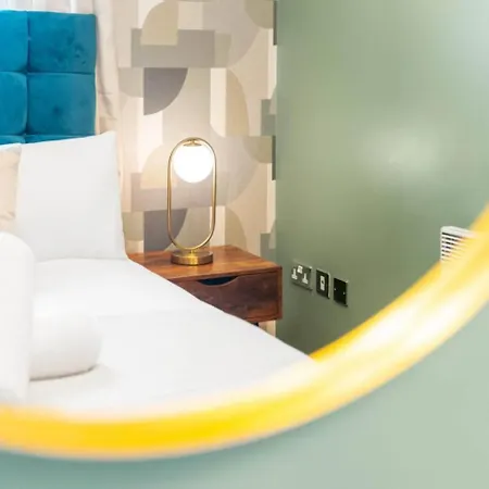 Luxe Centre - 2 Bedroom - Secure Parking - Balcony - Rated -11a *