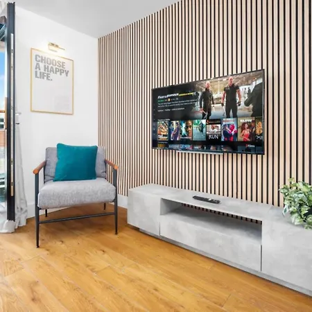 Luxe Centre - 2 Bedroom - Secure Parking - Balcony - Rated -11a Birmingham